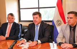 El ministro de Industria y Comercio, Javier Giménez, comenta sobre los beneficios de la implementación de la firma digital. Lo acompañan el viceministro de Comercio (i), Oscar Stark, y el ministro de Tecnologías de la Información, Gustavo Villate.