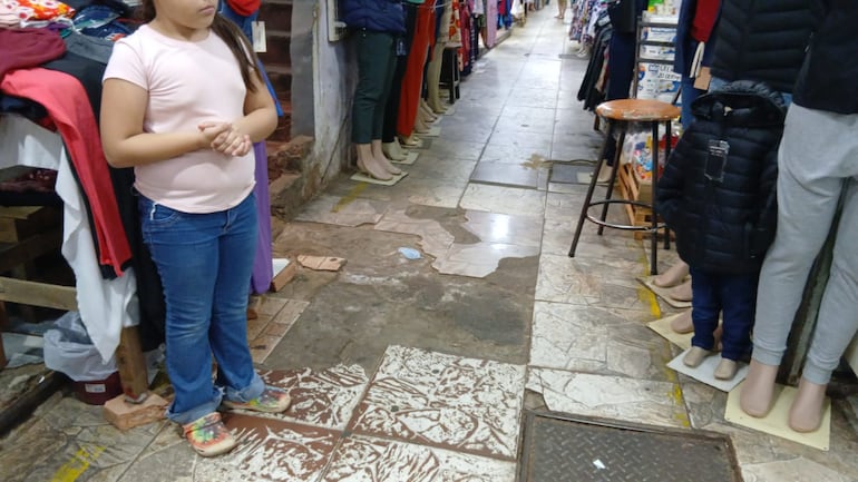 El deterioro de los pisos es notable, muchos de los cuadros están totalmente retos.