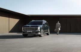 La nueva Hyundai Palisade se destaca por su diseño imponente, con líneas robustas y una parrilla frontal que transmite sofisticación y presencia premium.