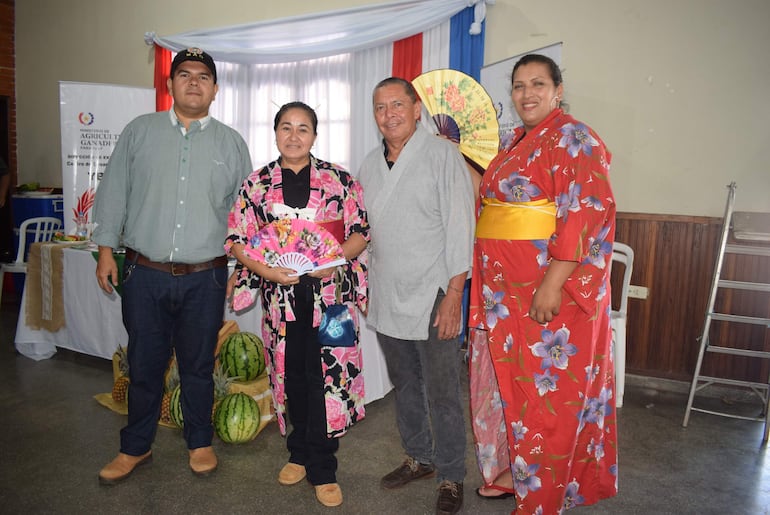 De izquierda a derecha, el gerente del Centro de Desarrollo Agropecuario de Ybycuí, Ing. Ariel Silva, acompaña a un grupo de visitantes que alquilaron el kimono y abanicos para acompañar a los emprendedores.