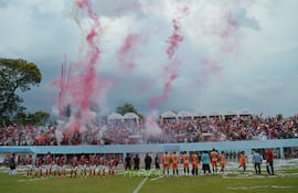 La formación previa de los jugadores de Arroyense y Sanjosiana en la previa de la revancha de las semifinales del Campeonato Nacional de Interligas.