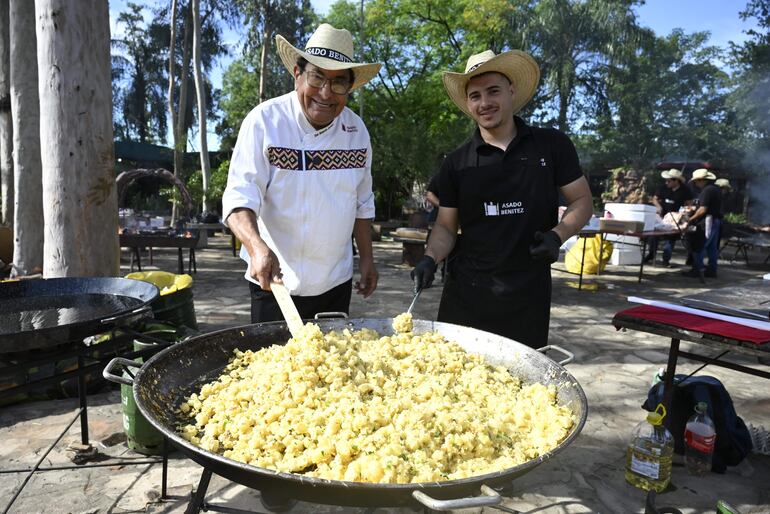 El equipo de Asado Benítez deleitó a los presentes con el mandi'o chyryry y el asado.
