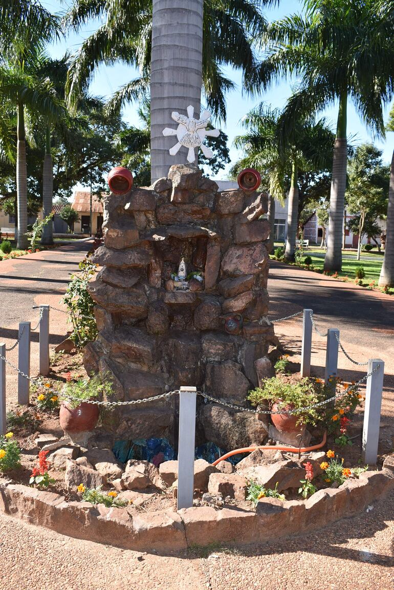 Esta gruta de la Virgen María Concepción está ubicada en un sector de la plaza Mariscal López 