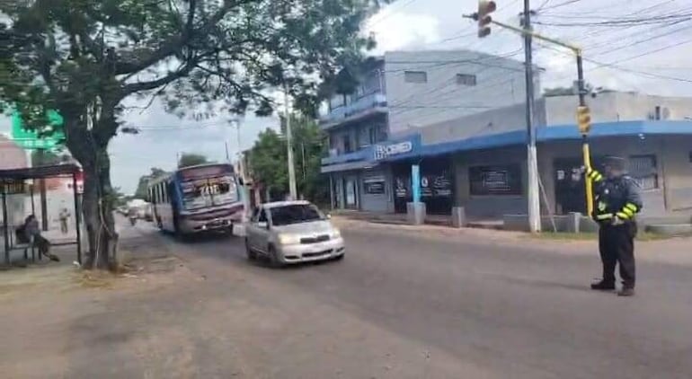 En el distrito de Paraguarí, en la zona semaforizada, el tránsito está liberado y controlado por agentes de la Patrulla Caminera.
