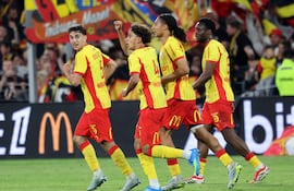 El centrocampista portugués del Lens, Mezian Mesloub Soares, celebra con sus compañeros tras marcar el primer gol de su equipo durante el partido de fútbol de la L1 francesa entre el RC Lens y el FC Nantes en el estadio Stade Bollaert-Delelis en Lens.
