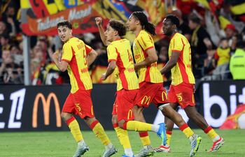 El centrocampista portugués del Lens, Mezian Mesloub Soares, celebra con sus compañeros tras marcar el primer gol de su equipo durante el partido de fútbol de la L1 francesa entre el RC Lens y el FC Nantes en el estadio Stade Bollaert-Delelis en Lens.