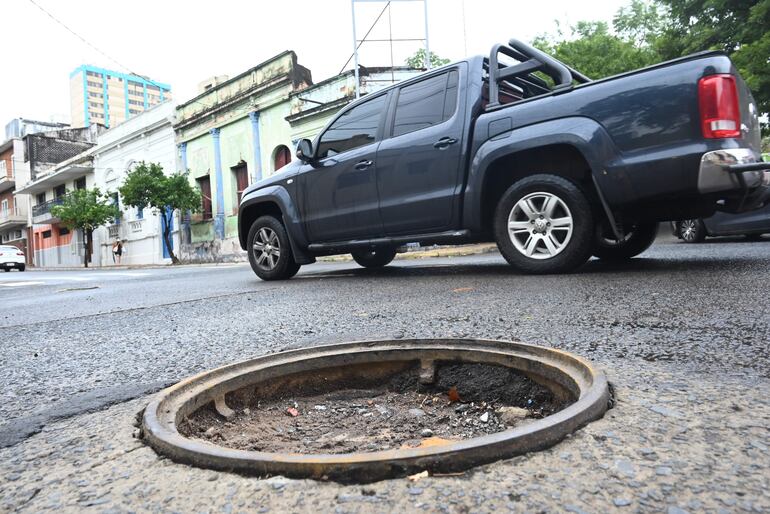 Tapa falta en el registro ubicado en Haedo casi Montevideo.