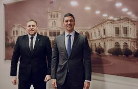 Eddie Jara, titular de Petropar, junto a Santiago Peña.