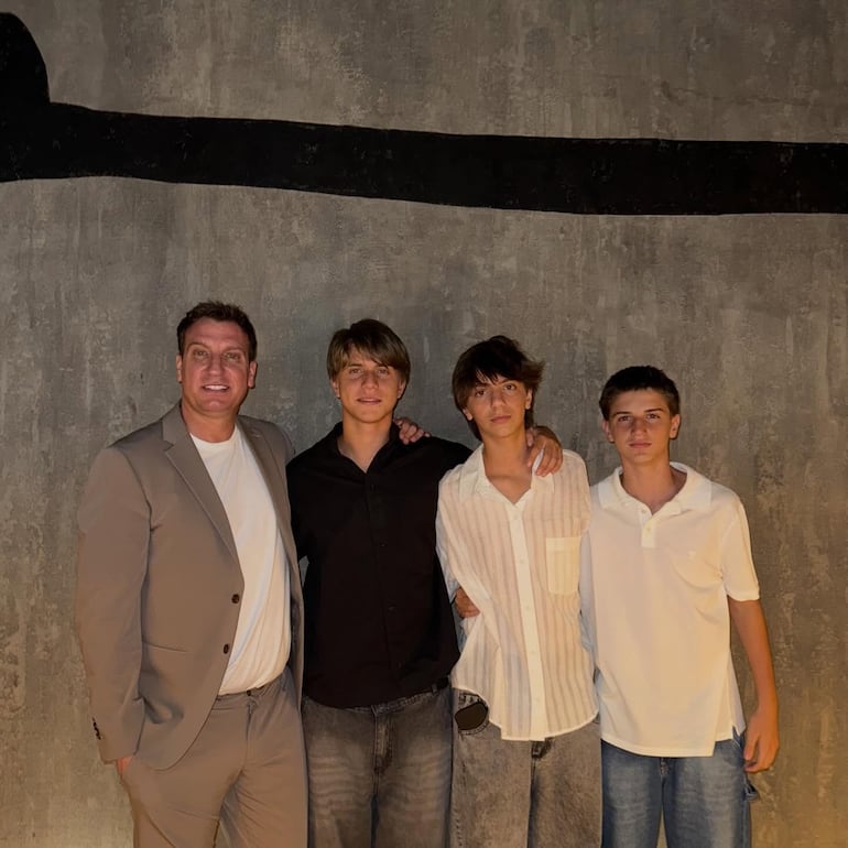 Maxi López con sus hijos Valentino, Constantino y Benedicto López. (Instagram/Wanda Nara)