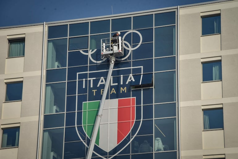 Un trabajador limpia la fachada de un edificio en la Villa Olímpica tras los Juegos Olímpicos de Invierno de 2026 en Milán, Italia, el 23 de febrero de 2026.