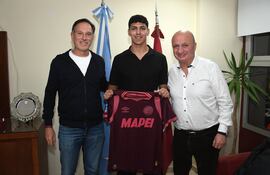 El delantero paraguayo Allan Steven Wlk Duré, de 23 años, fue presentado oficialmente como nuevo jugador de Lanús de Argentina.