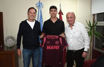 El delantero paraguayo Allan Steven Wlk Duré, de 23 años, fue presentado oficialmente como nuevo jugador de Lanús de Argentina.