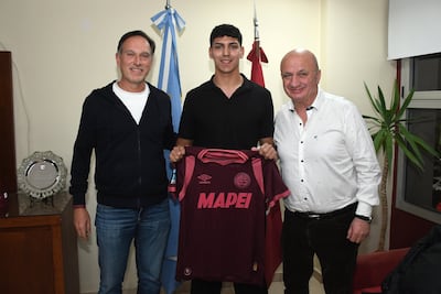 El delantero paraguayo Allan Steven Wlk Duré, de 23 años, fue presentado oficialmente como nuevo jugador de Lanús de Argentina.