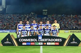 Los futbolistas de 2 de Mayo posan para la fotografía en la previa de un partido de la Fase 2 de la Copa Libertadores 2026 frente a Sporting Cristal de Perú en el estadio Río Parapití, en Pedro Juan Caballero, Paraguay.