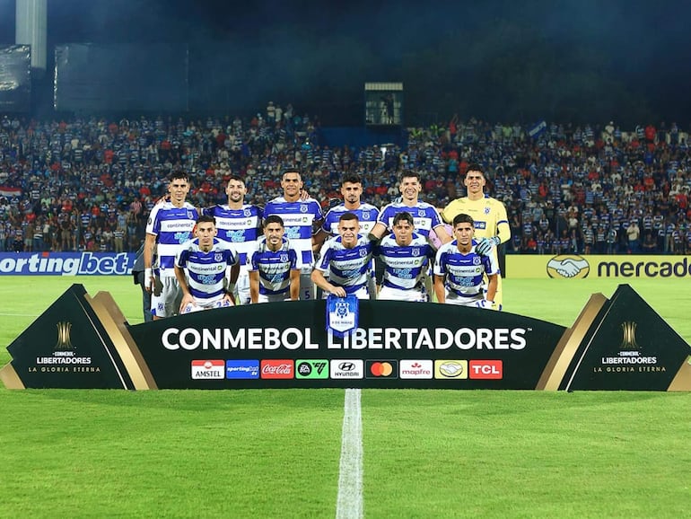 Los futbolistas de 2 de Mayo posan para la fotografía en la previa de un partido de la Fase 2 de la Copa Libertadores 2026 frente a Sporting Cristal de Perú en el estadio Río Parapití, en Pedro Juan Caballero, Paraguay.