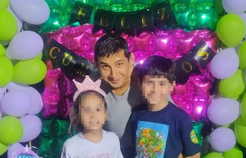 Diego Mendoza, paciente hepático, con sus dos hijos.