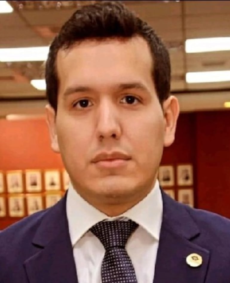 Christian Manuel Benítez Cáceres, fiscal de Emboscada reasignado a la Unidad Especializada en Delitos Económicos y Anticorrupción. Es uno de los dos fiscales que firmó la acusación contra los exministros de Mario Abdo Benítez.