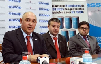 Osmar Ludovico Sarubbi (izq.), cuando estaba al frente de la Essap; Guillermo Fanego y Evelio López, los entonces vicepresidentes del ente.