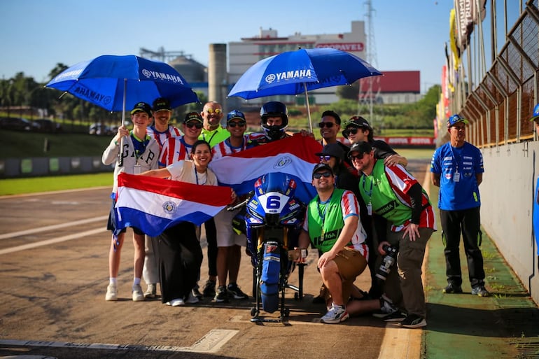 Hassen David (centro) junto a la "hinchada paraguaya" que llegó para alentar hasta Cascavel.