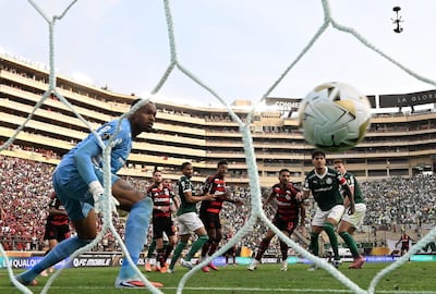 Momento del gol de Flamengo que se impuso por 1-0 a Palmeiras en la final de la Copa Libertadores, el sábado en Lima, Perú.