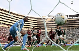 Momento del gol de Flamengo que se impuso por 1-0 a Palmeiras en la final de la Copa Libertadores, el sábado en Lima, Perú.