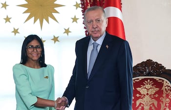 El presidente turco Recep Tayyip Erdogan (derecha) estrechando la mano de la presidenta interina de Venezuela, Delcy Rodríguez (izquierda), en la oficina presidencial de Dolmabahçe en Estambul.