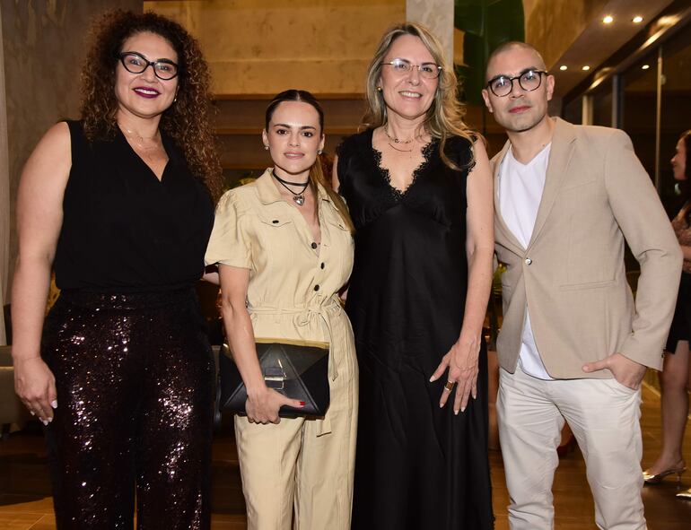 Andrea Lezcano, Sandra Genes, Karina Figueroa y Ariel Aquino. 
