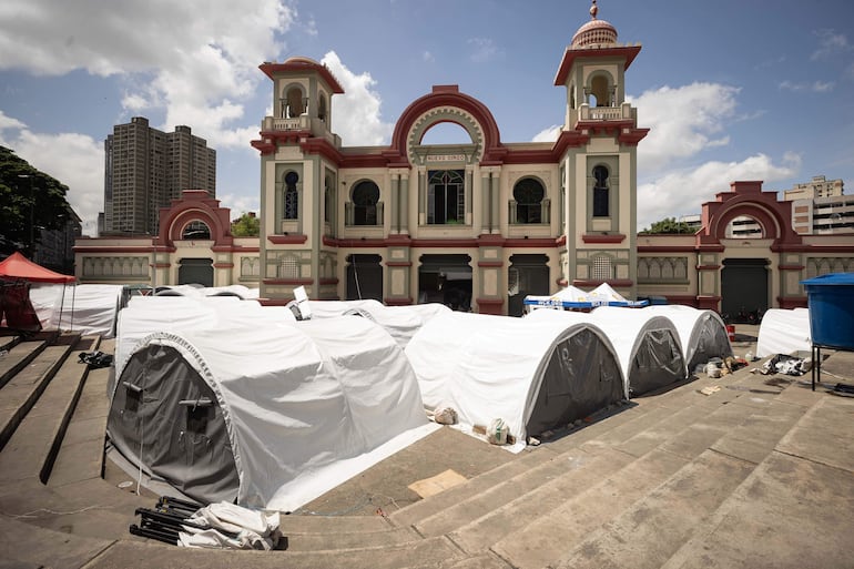 Fotografía que muestra un campamento de damnificados este viernes, en Caracas (Venezuela). 