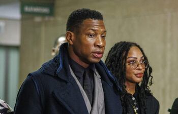 El actor Jonathan Majors en la corte escuchando las deliberaciones del jurado que lo encontró culpable de agredir y acosar a su ex novia.