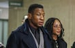 El actor Jonathan Majors en la corte escuchando las deliberaciones del jurado que lo encontró culpable de agredir y acosar a su ex novia.