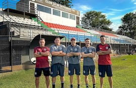 Juan Ignacio Villalba (izquierda), Gerardo Ferreira, Pablo César Aguilar, José Pizurno y Luis Bogado, componentes del nuevo cuerpo técnico del 24 de Setiembre de Areguá, que compite en la Primera División B, la tercera categoría de nuestro fútbol.