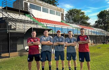 Juan Ignacio Villalba (izquierda), Gerardo Ferreira, Pablo César Aguilar, José Pizurno y Luis Bogado, componentes del nuevo cuerpo técnico del 24 de Setiembre de Areguá, que compite en la Primera División B, la tercera categoría de nuestro fútbol.