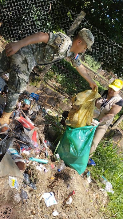 El jueves pasado se realizó una minga ambiental en el barrio San Pedro de Encarnación, con participación de instituciones como la Municipalidad, la Gobernación, la Séptima Región Sanitaria, el Senepa, el Comisoe y la Reserva Naval Activa.