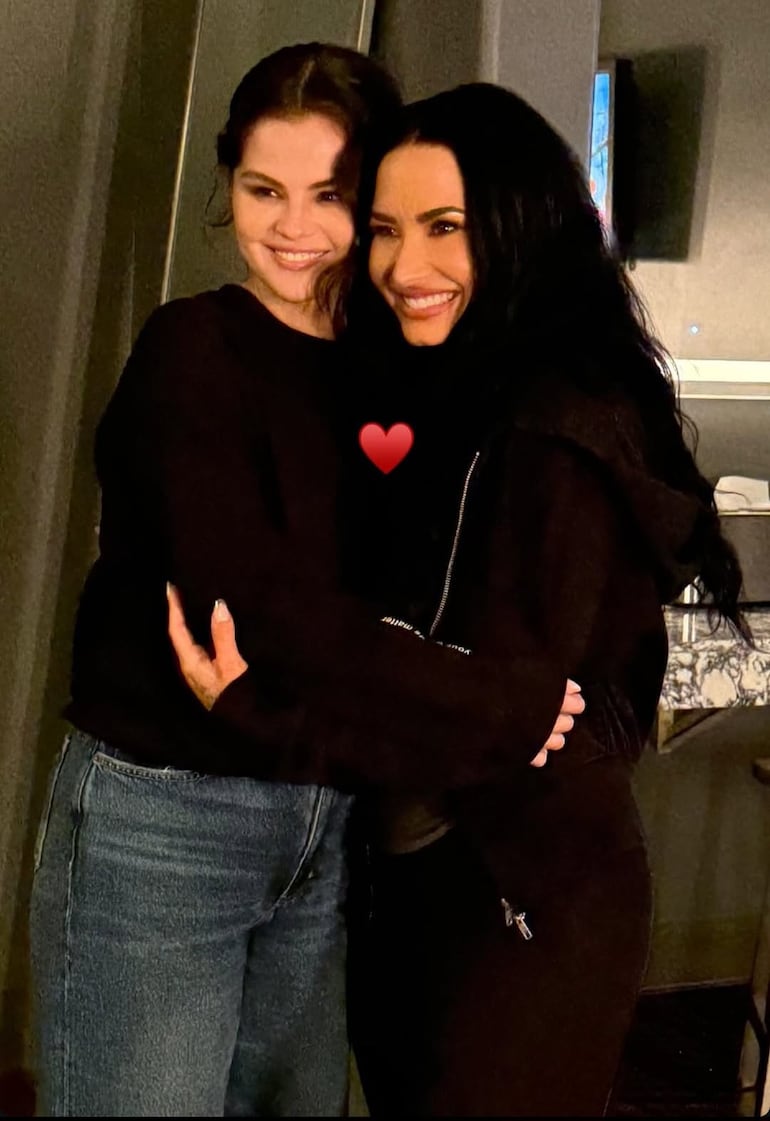 Selena Gómez compartió esta postal con Demi Lovato donde se ve un emoji de corazón. (Captura de la historia de Instagram de Selena Gómez)