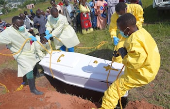Trabajadores sanitarios durante el entierro de una víctima de ébola en Bunia, en la provincia congoleña de Ituri.