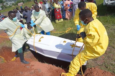 Trabajadores sanitarios durante el entierro de una víctima de ébola en Bunia, en la provincia congoleña de Ituri.