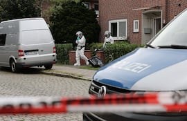 Forenses en la escena del crimen del tiroteo en el que murieron seis personas en Stade, norte de Alemania.