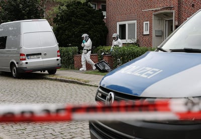 Forenses en la escena del crimen del tiroteo en el que murieron seis personas en Stade, norte de Alemania.