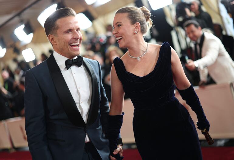 La actriz Scarlett Johansson y Joe Machota juntos y muy llegaron felices a la alfombra roja de los Premios Óscar 2025 en el Dolby Theatre, en Hollywood, California. (VALERIE MACON / AFP)