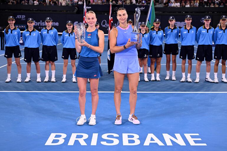 Aryna Sabalenka (derecha) junto a la rusa Polina Kudermetova, campeona y finalista, respectivamente, del WTA 500 Brisbane, torneo de preparación para el Abierto de Australia.