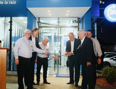 Simbólico momento del corte de cinta que daba apertura al nuevo Centro de Atención.