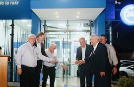 Simbólico momento del corte de cinta que daba apertura al nuevo Centro de Atención.