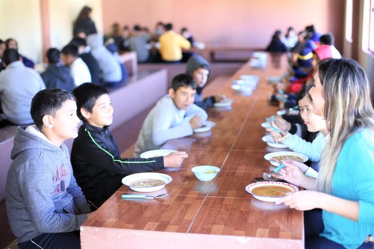 Escolares de la escuela Fulgencio Yegros ya están recibiendo también el plato de comida. La intendenta Patricia Corvalán compartió con los alumnos.