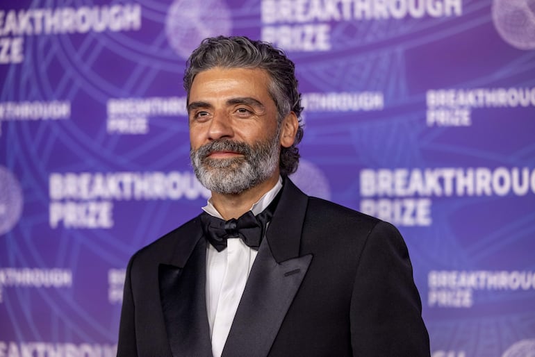 El actor Oscar Isaac posando durante la alfombra roja de los Premios Breakthrough en Santa Mónica, California (Estados Unidos). Isaac consiguió este miércoles su segunda nominación al Emmy.