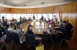 Reunión de conductores de plataformas con diputados ayer durante una mesa de trabajo.