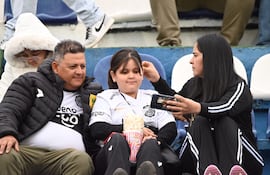 Hinchas de Olimpia en las gradas del estadio Defensores del Chaco en el partido frente a Sportivo Ameliano por la fecha 19 del torneo Apertura 2026 de la Primera División de Paraguay en Asunción, Paraguay.