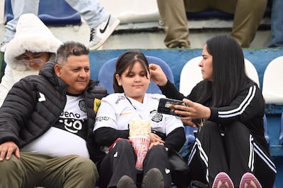 Hinchas de Olimpia en las gradas del estadio Defensores del Chaco en el partido frente a Sportivo Ameliano por la fecha 19 del torneo Apertura 2026 de la Primera División de Paraguay en Asunción, Paraguay.