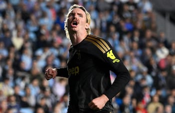El delantero alemán del Juventus Nick Woltemade celebra el primer gol de su equipo durante el partido por la jornada 2 de la fase de liga de la UEFA Europa League entre el RC Celta de Vigo y el Juventus FC en el Estadio de Balaídos en Vigo.