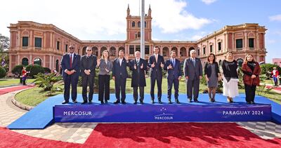 Fotografía final de los mandatarios y titulares de delegaciones invitadas para la cumbre del Mercosur en Paraguay. (gentilza).