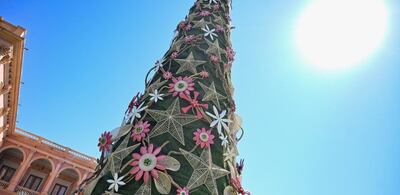 Detalles de la ornamentación que lucirá este año el Árbol de Navidad del Palacio de López.